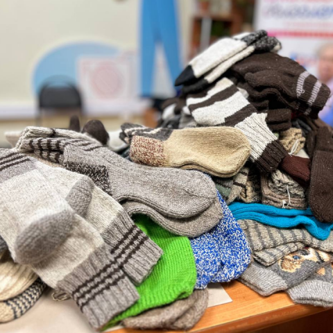 Связанные сердцем: пенсионеры Можайска подготовили большую партию теплых носков