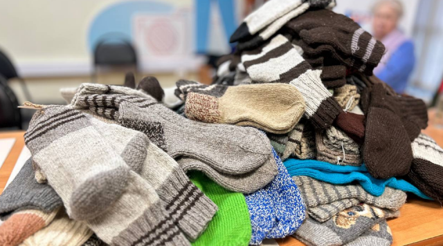 Связанные сердцем: пенсионеры Можайска подготовили большую партию теплых носков