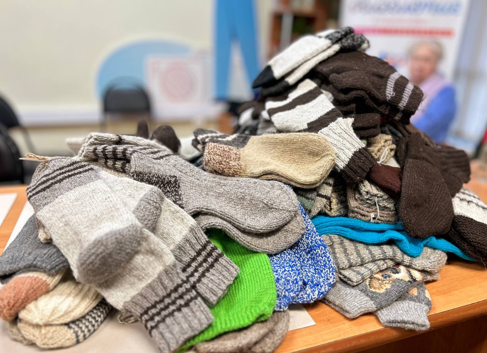 Связанные сердцем: пенсионеры Можайска подготовили большую партию теплых носков