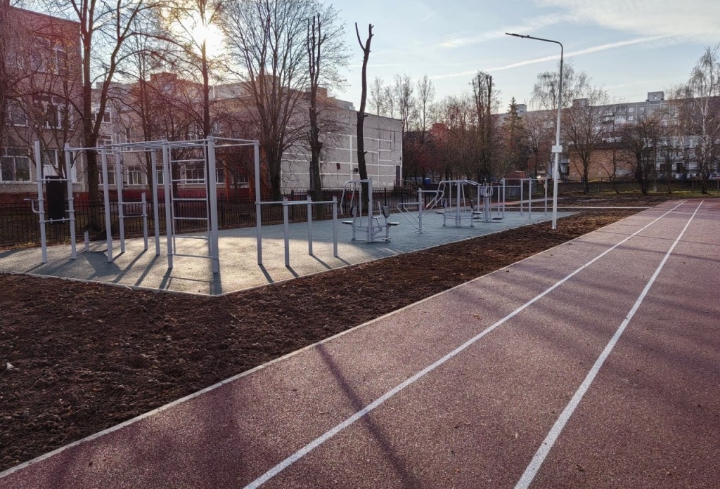 На улице Девичье Поле в Колычеве отремонтировали школьный стадион