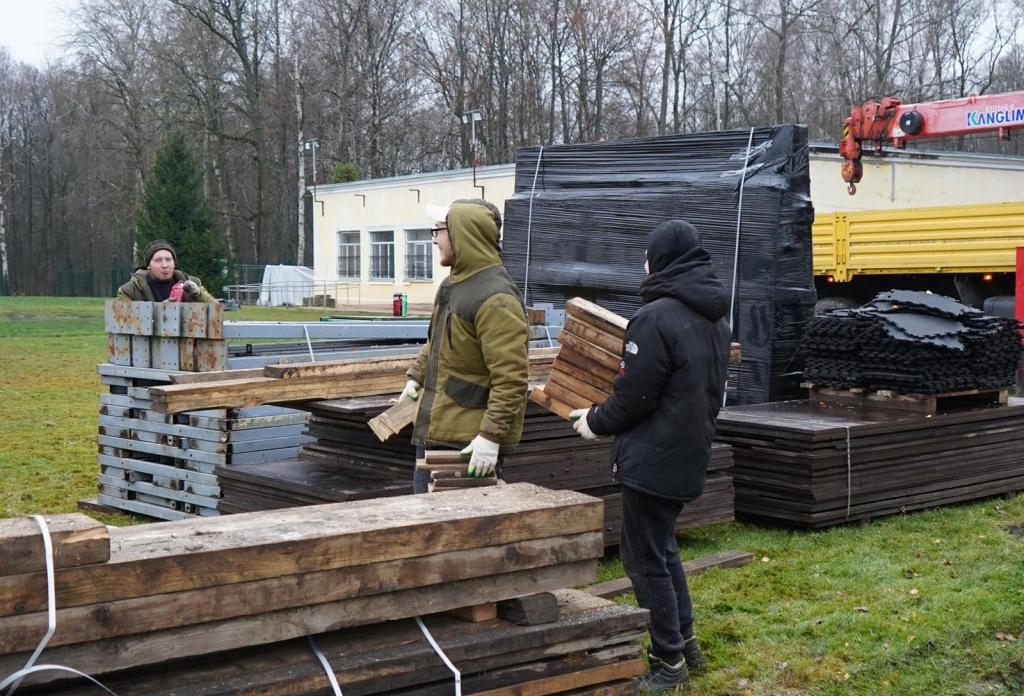 Каток с бесплатным прокатом начали монтировать в парке Островского в Ступине