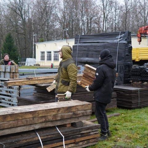 Каток с бесплатным прокатом начали монтировать в парке Островского в Ступине