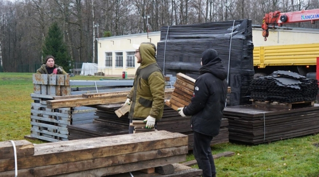 Каток с бесплатным прокатом начали монтировать в парке Островского в Ступине
