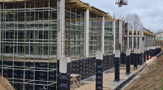 На городском стадионе «Спартак» в Можайске строят вторую секцию трибун