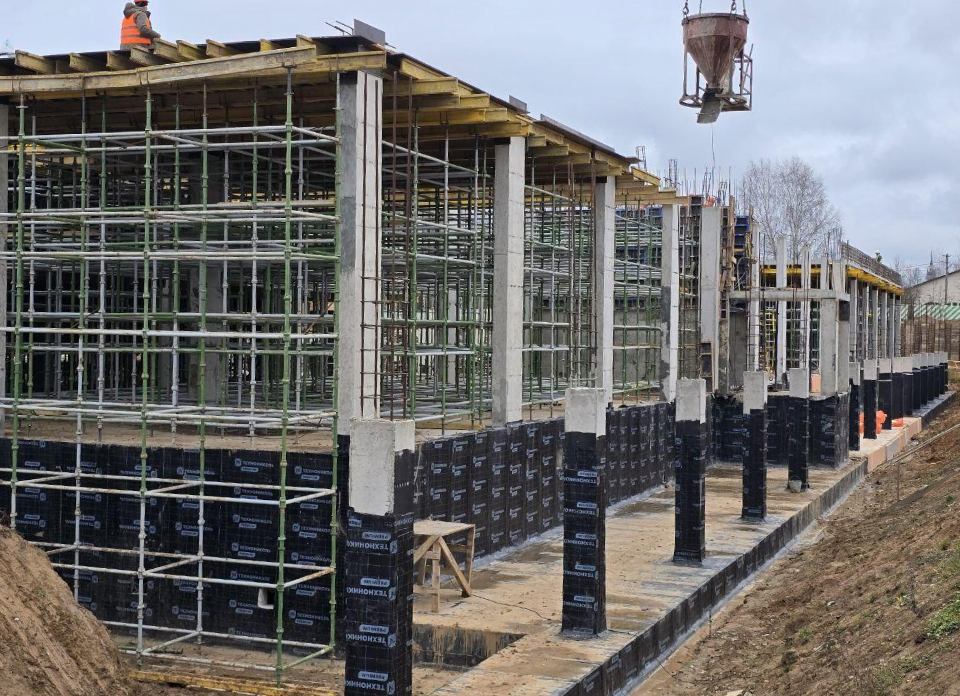 На городском стадионе «Спартак» в Можайске строят вторую секцию трибун