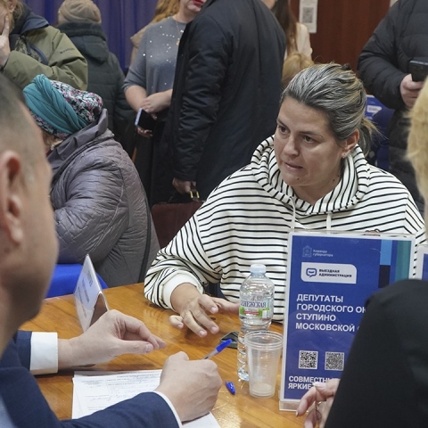 В селе Аксиньино решили проблему протечки трубы прямо на встрече с жителями