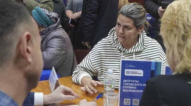 В селе Аксиньино решили проблему протечки трубы прямо на встрече с жителями