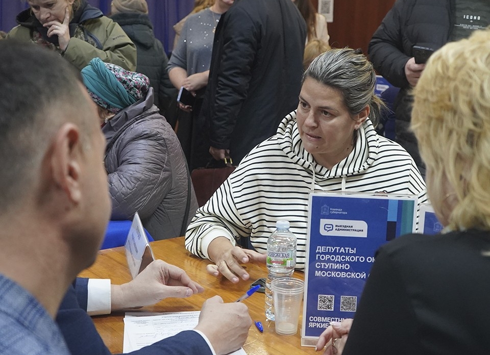 В селе Аксиньино решили проблему протечки трубы прямо на встрече с жителями