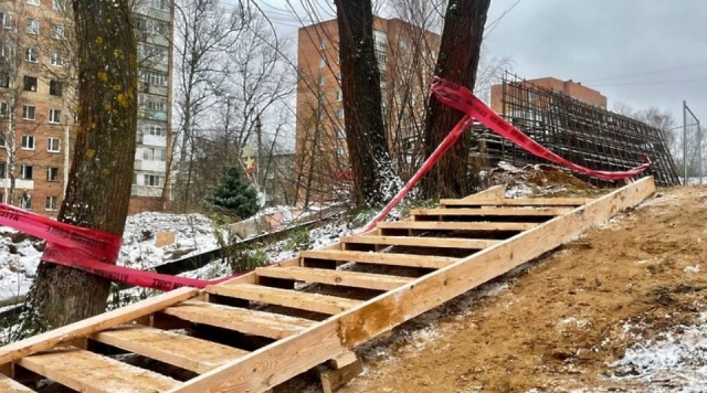 Временный лестничный марш установили на улице Победы