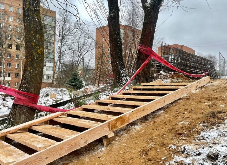 Временный лестничный марш установили на улице Победы