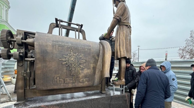Память об озерских текстильщиках увековечили в бронзе