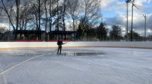 В Можайске начали заливать катки и хоккейные коробки