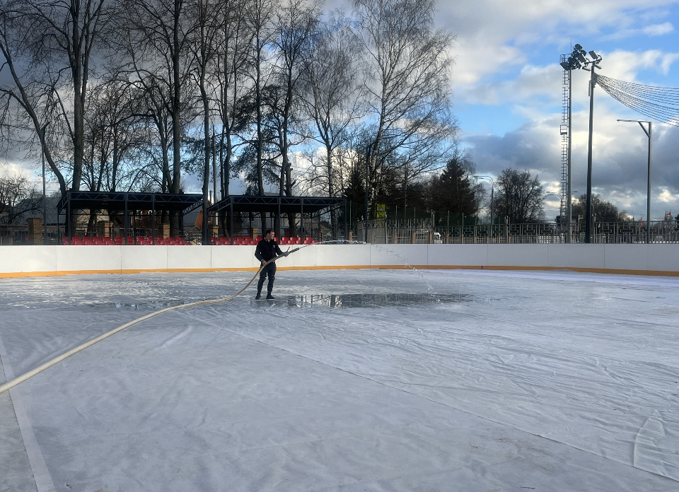 В Можайске начали заливать катки и хоккейные коробки