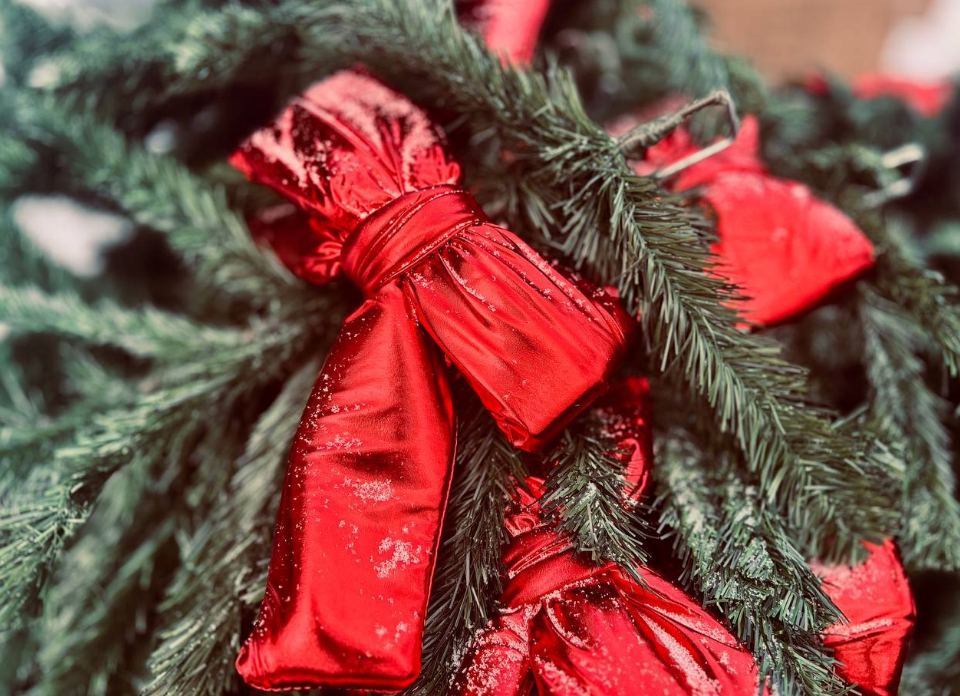 В красно-золотом: на Октябрьской площади в Можайске нарядили центральную елку