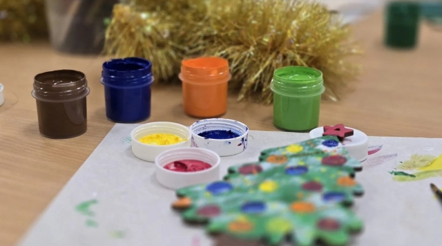 Сегодня в нашей мастерской Деда Мороза царила настоящая новогодняя сказка — мы открыли сезон новогодних мастер‑классов и на первом занятии