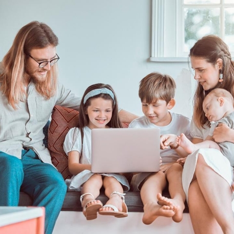 На коляску и кроватку: как ступинским семьям получить ₽300  тыс. при рождении третьего ребенка