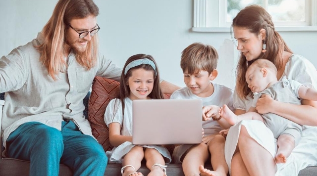 На коляску и кроватку: как ступинским семьям получить ₽300  тыс. при рождении третьего ребенка