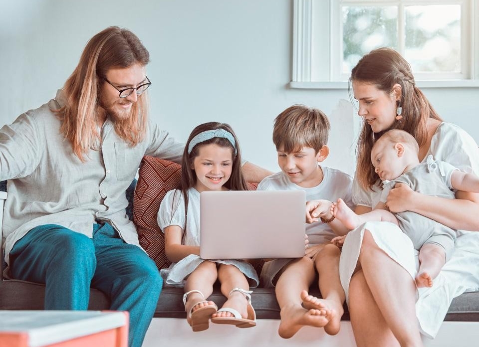 На коляску и кроватку: как ступинским семьям получить ₽300  тыс. при рождении третьего ребенка