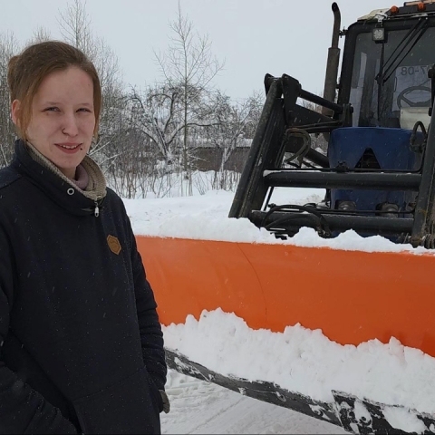 Девушка-тракторист из Егорьевска за смену расчищает снег в девяти деревнях