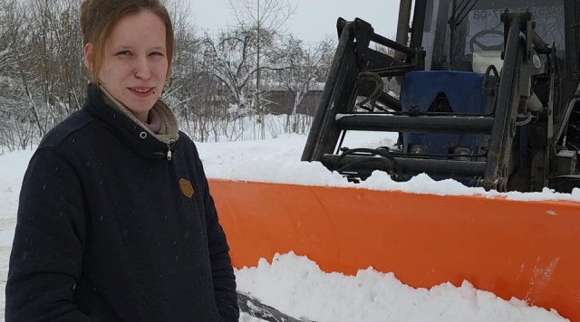 Девушка-тракторист из Егорьевска за смену расчищает снег в девяти деревнях