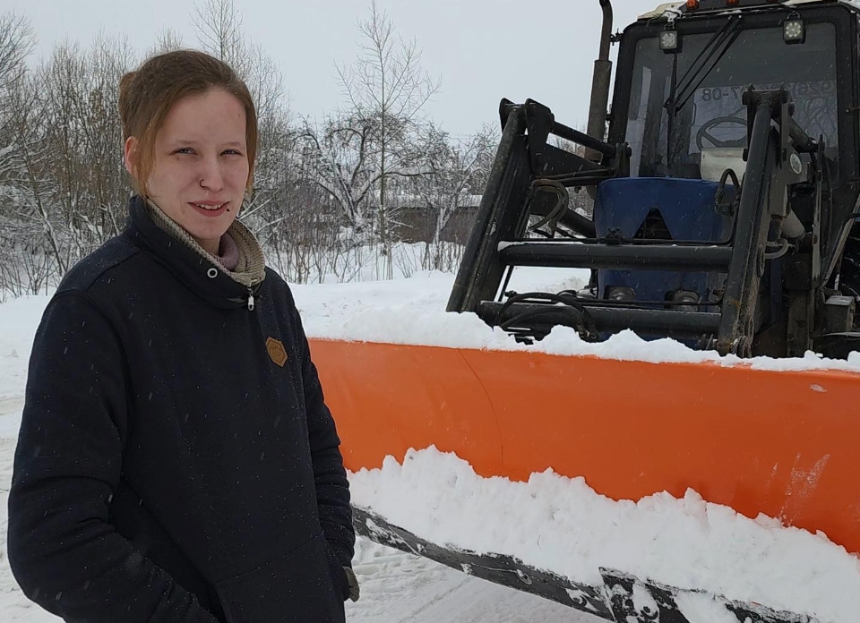 Девушка-тракторист из Егорьевска за смену расчищает снег в девяти деревнях