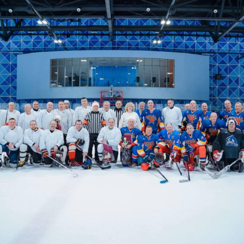 Лед объединил поколения: кто участвовал в предновогоднем хоккейном матче и чем он запомнился