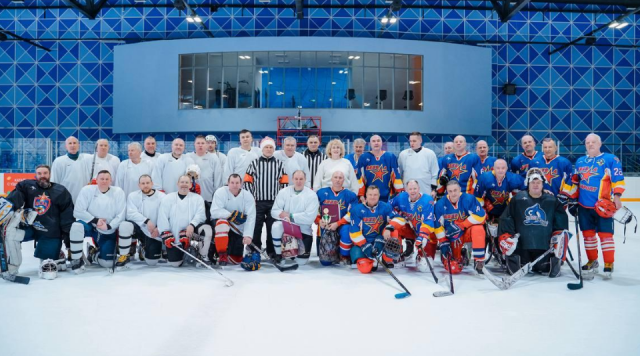 Лед объединил поколения: кто участвовал в предновогоднем хоккейном матче и чем он запомнился