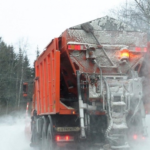 Дорожники Можайска воюют со снежным циклоном. На трассы вывели 27 машин