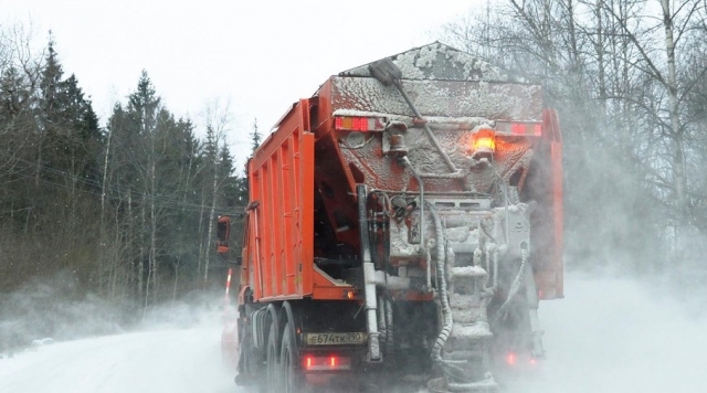 Дорожники Можайска воюют со снежным циклоном. На трассы вывели 27 машин