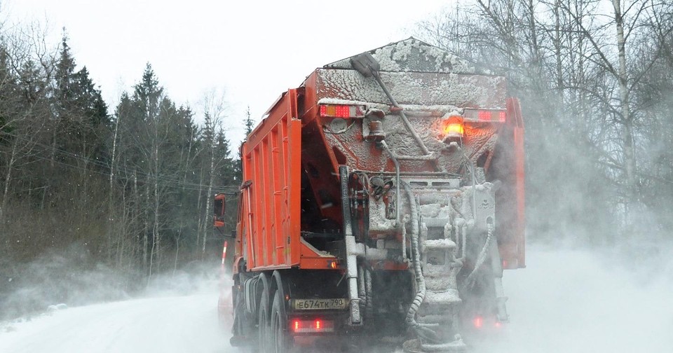 Дорожники Можайска воюют со снежным циклоном. На трассы вывели 27 машин
