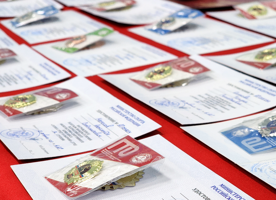 Можайские пенсионеры получили золотые значки ГТО