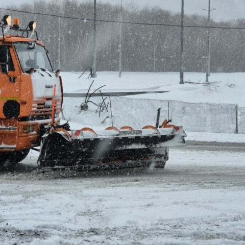 Коммунальные и дорожные службы усиленно работают над расчисткой округа от снега