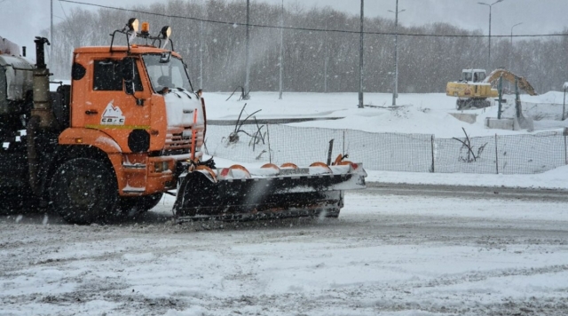Коммунальные и дорожные службы усиленно работают над расчисткой округа от снега
