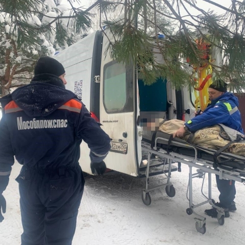 Пешком к спасению: спасатели пронесли женщину с инсультом 700 метров до машины скорой