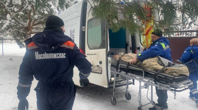 Пешком к спасению: спасатели пронесли женщину с инсультом 700 метров до машины скорой