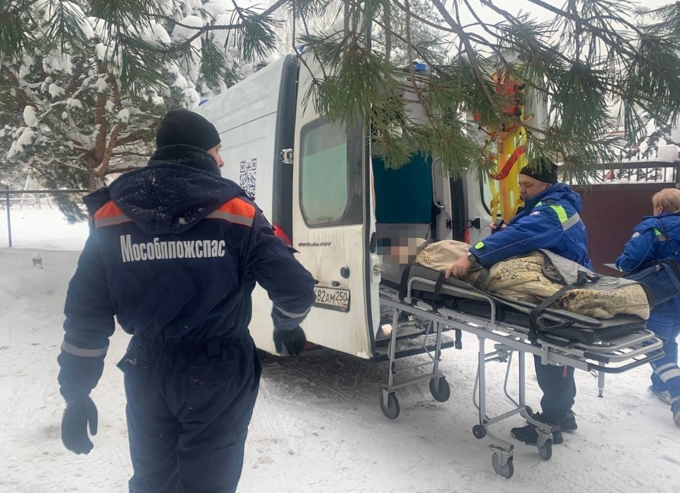 Пешком к спасению: спасатели пронесли женщину с инсультом 700 метров до машины скорой