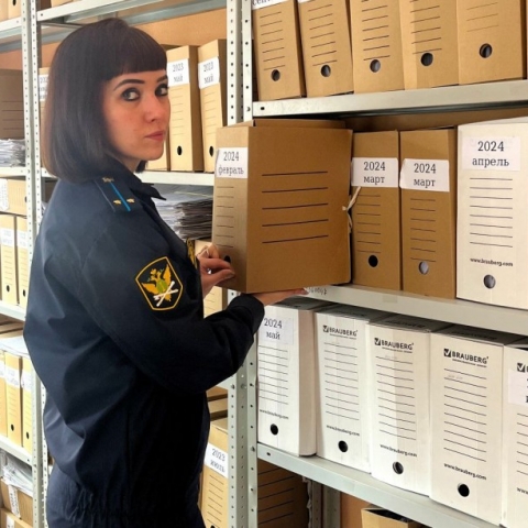 Мать троих детей заставят поработать и подумать о родных детях