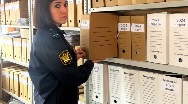 Мать троих детей заставят поработать и подумать о родных детях