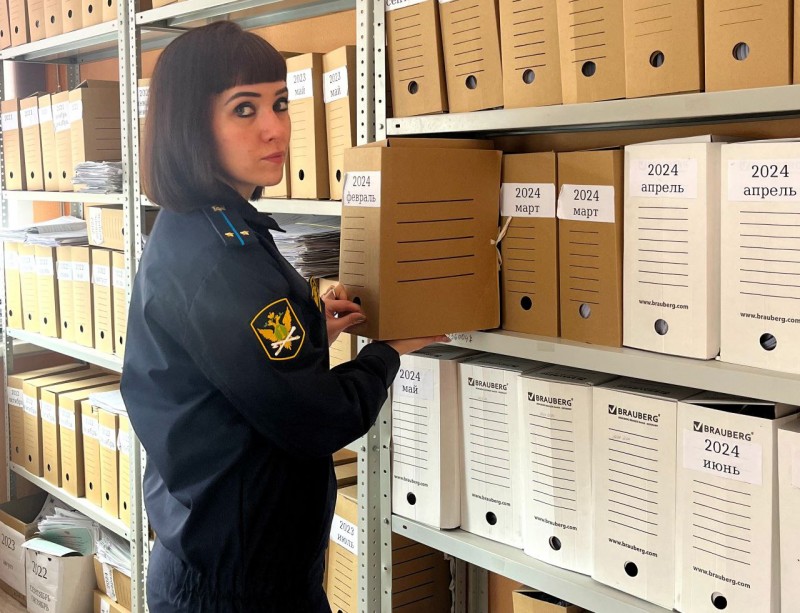 Мать троих детей заставят поработать и подумать о родных детях