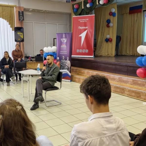 «Быть медиком — всегда учиться»: в Орехово-Зуеве врач вдохновил школьников на выбор профессии