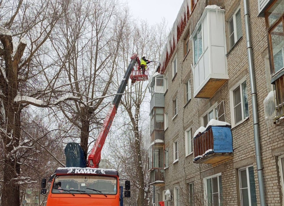 Ледниковый период: крыши 200 домов в Коломне избавили от наледи