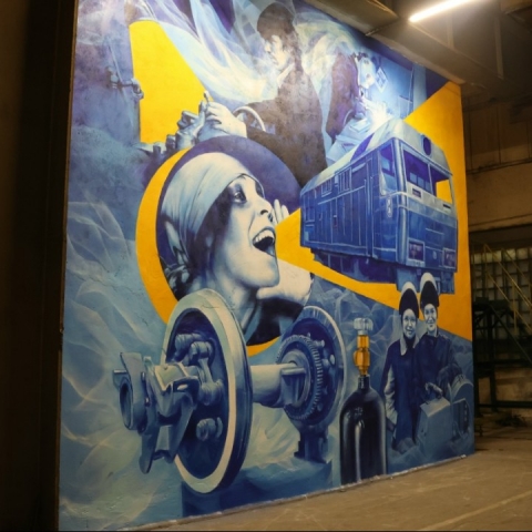 Портреты сварщиц нарисовали на стене в цеху Коломенского завода