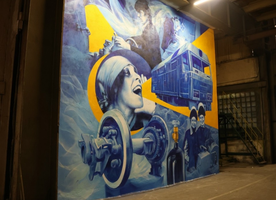 Портреты сварщиц нарисовали на стене в цеху Коломенского завода