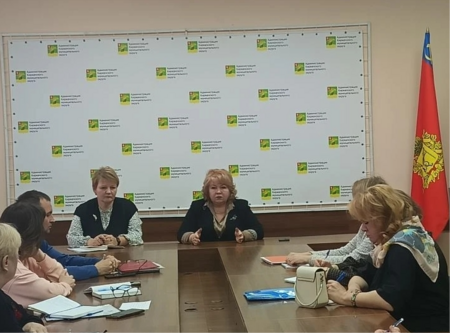 Глава округа Елена Карпова провела совещание со специалистами по работе с населением