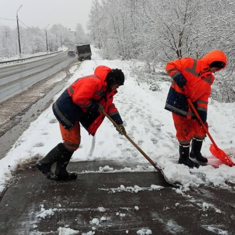 Особый режим: коммунальщики бросили на борьбу со снегом сотню рабочих и десятки машин в Можайске