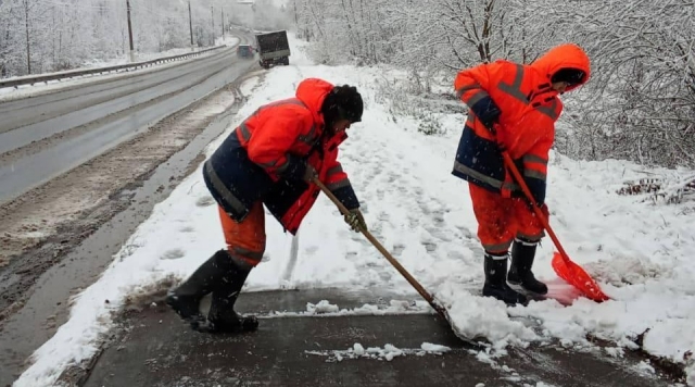 Особый режим: коммунальщики бросили на борьбу со снегом сотню рабочих и десятки машин в Можайске