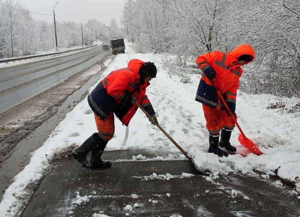 Особый режим: коммунальщики бросили на борьбу со снегом сотню рабочих и десятки машин в Можайске