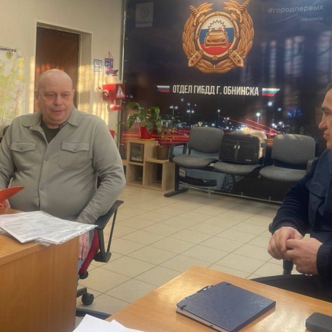 В Обнинске госавтоинспектор провёл беседу с водителями, которые перевозят детей