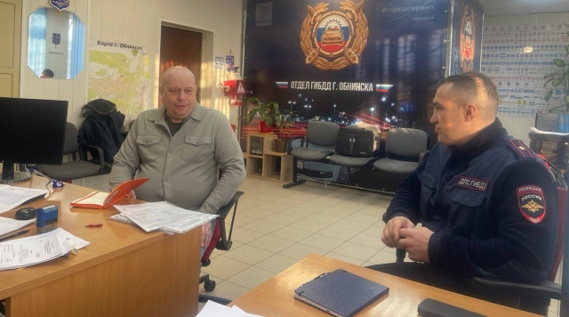 В Обнинске госавтоинспектор провёл беседу с водителями, которые перевозят детей