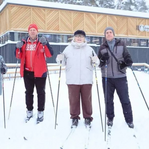 «Активное долголетие»: как пенсионеры осваивают зимний досуг в лесопарке «Стрелки»